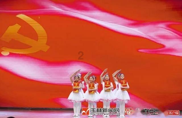 建模身材!金小妹紧身裙亮相时装周 同框老妈金姐
